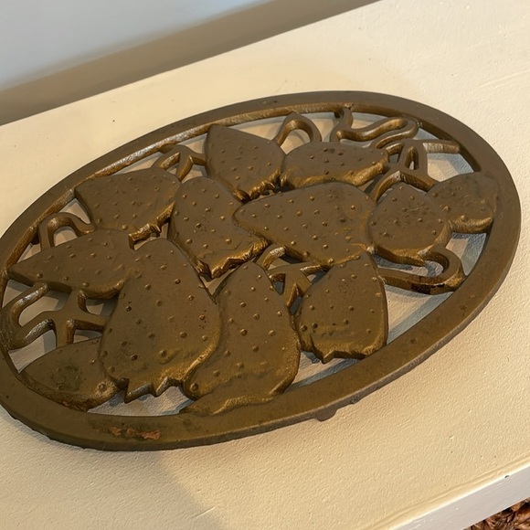 Metal golden strawberry pattern kitchen trivet - Picture 3 of 3